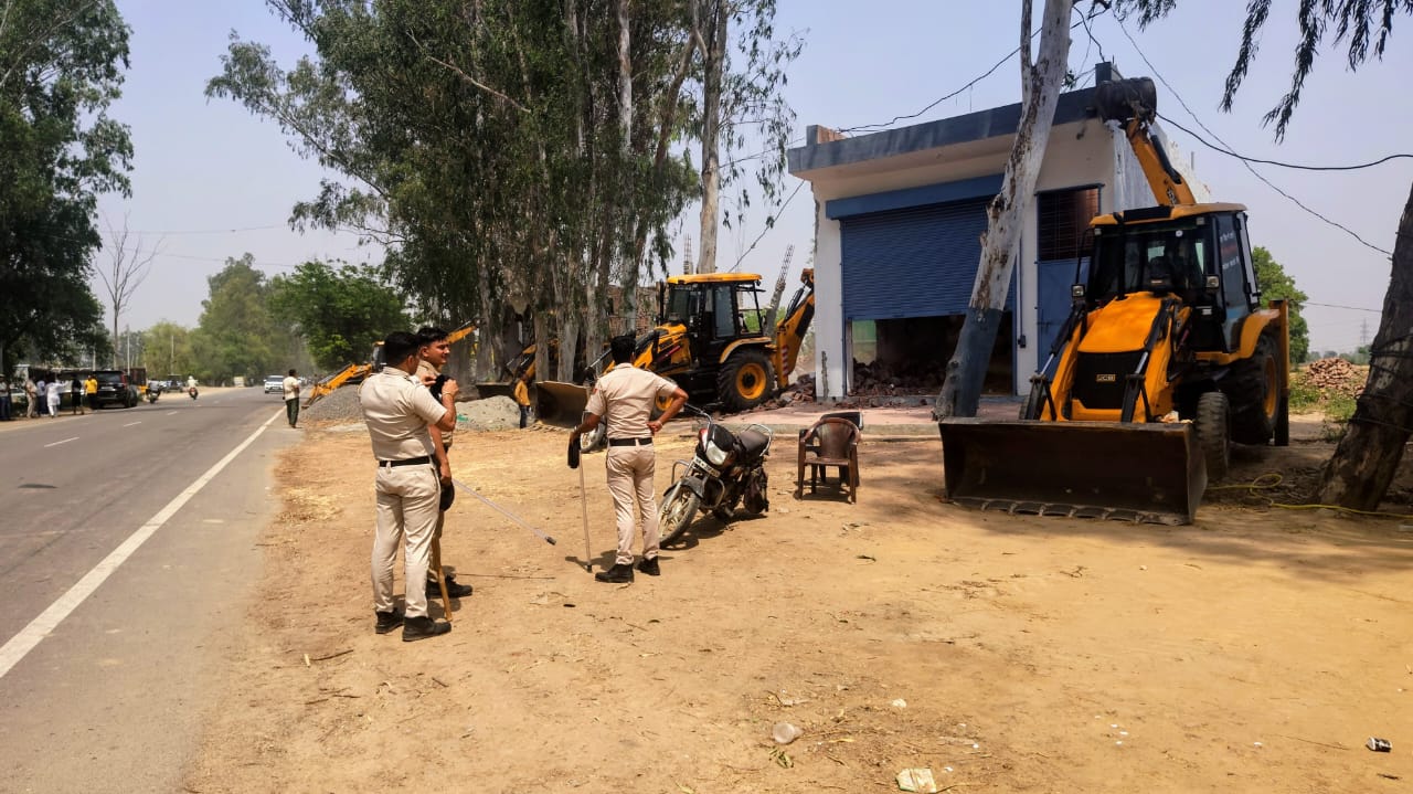 अवैध निर्माण हटाने की कार्रवाई के दौरान मौजूद पुलिस बल।