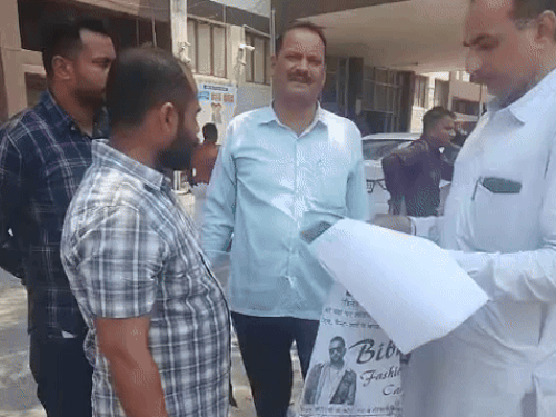 एसपी आस्था मोदी को मिलने पहुंचे थे ये शिकायतकर्ता।