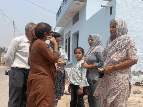 ग्रामीणों से बातचीत करती टीम।