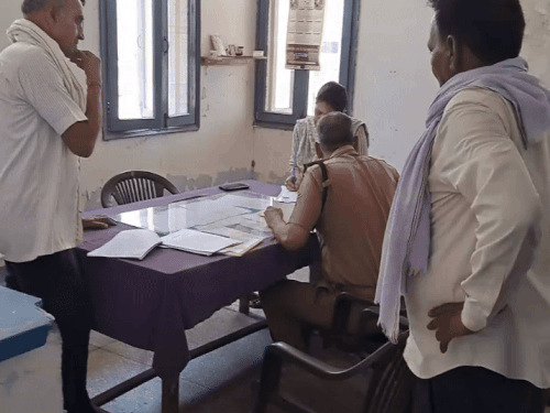 मामले में कागजी कार्रवाई करते हुए पुलिस।