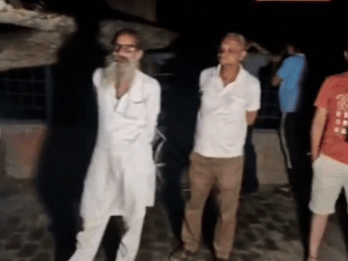 हादसे के बाद रात को मौके पर मौजूद लोग।
