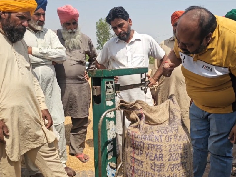 गेहूं को दूसरे कांटे पर तोलते समय वजन में मिला अंतर।