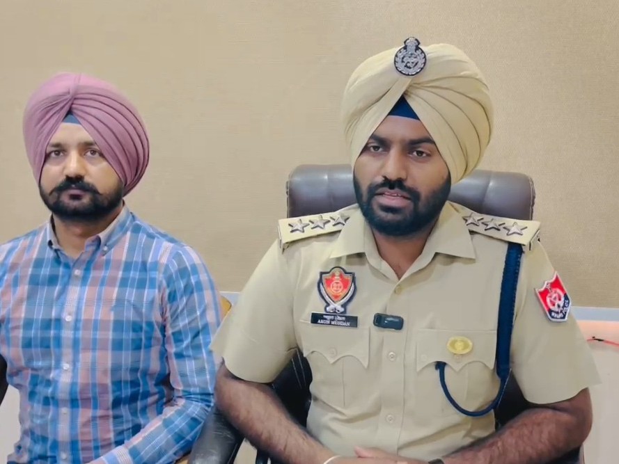 जानकारी देते डीएसपी अरुण मुंडन।