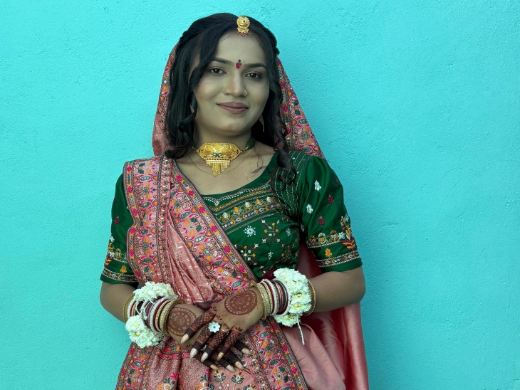 यह तस्वीर नेहा की शादी से जुड़े कार्यक्रम की है, जिसमें वह सजी-धजी नजर आ रही थी।