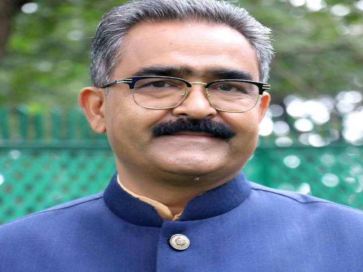 पूर्व उद्योग मंत्री बिक्रम ठाकुर।