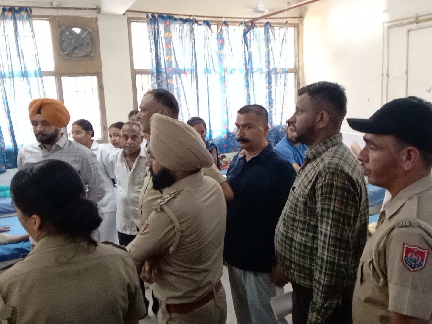 अस्पताल में मौजूद कांग्रेस पार्टी के जिला अध्यक्ष अजय मंगूपुर, पुलिस और परिजन।