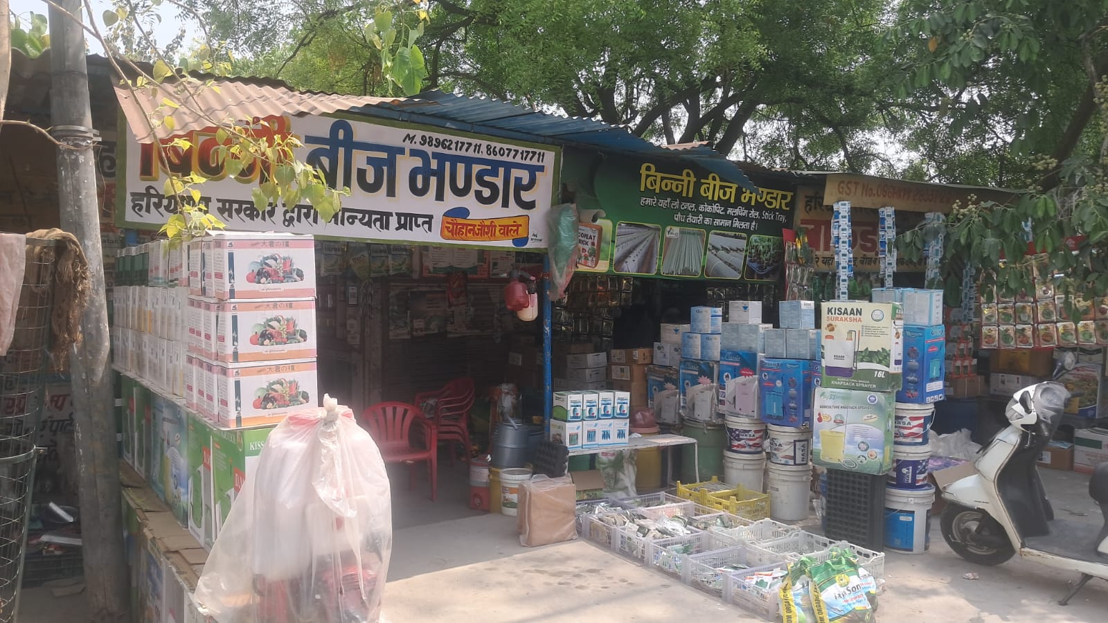 सोनीपत में बीज मार्किट में दुकान