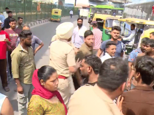 सड़क जाम कर रहे प्रदर्शनकारियों को पुलिस ने हटाया।
