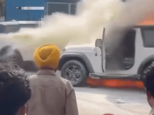 थार को लगी आग काे बुझाते हुए लोग।