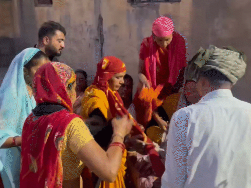 नेहा की मौत की खबर सुनकर परिजन की तबीयत बिगड़ी। परिवार के अन्य सदस्यों और रिश्तेदारों ने उसे संभाला।