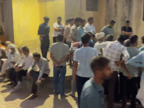 दुल्हन नेहा की मौत के बाद शादी के घर में मातम पसर गया।