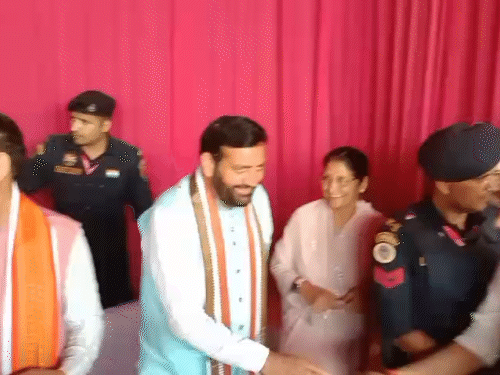 ਮੁੱਖ ਮੰਤਰੀ ਨੂੰ ਸ਼ਮੂਲੀਅਤ ਦੀ ਰਸਮ 'ਤੇ ਪੇਸ਼ ਕਰਨਾ.