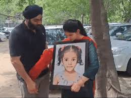 दिलरोज की तस्वीर के साथ उसके माता-पिता।