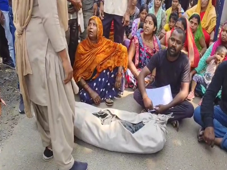 परिजनों ने कोतवाली थाने के बाहर बच्ची का शव रखा और आरोपी पर सख्त कार्रवाई की मांग की