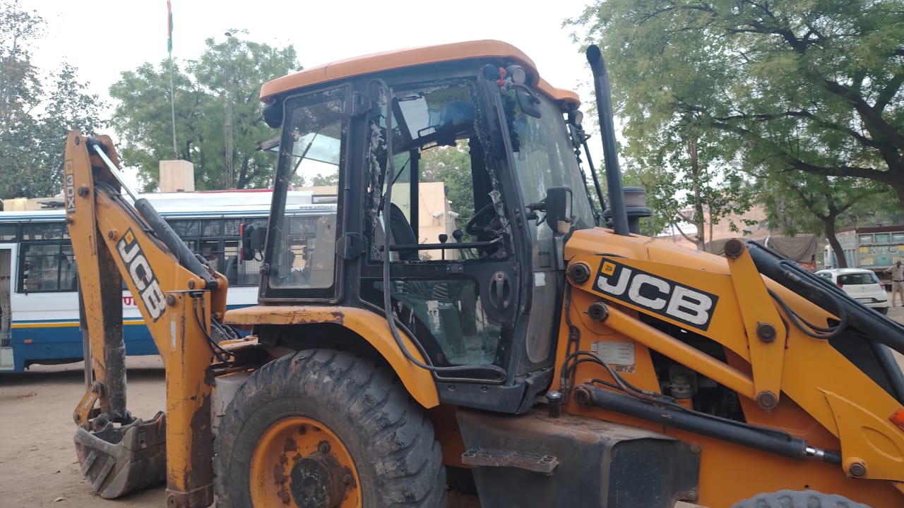 ਜੇ ਸੀਬੀ ਮਸ਼ੀਨ ਨੇ ਸ਼ੀਸ਼ੇ ਨੂੰ ਤੋੜਿਆ