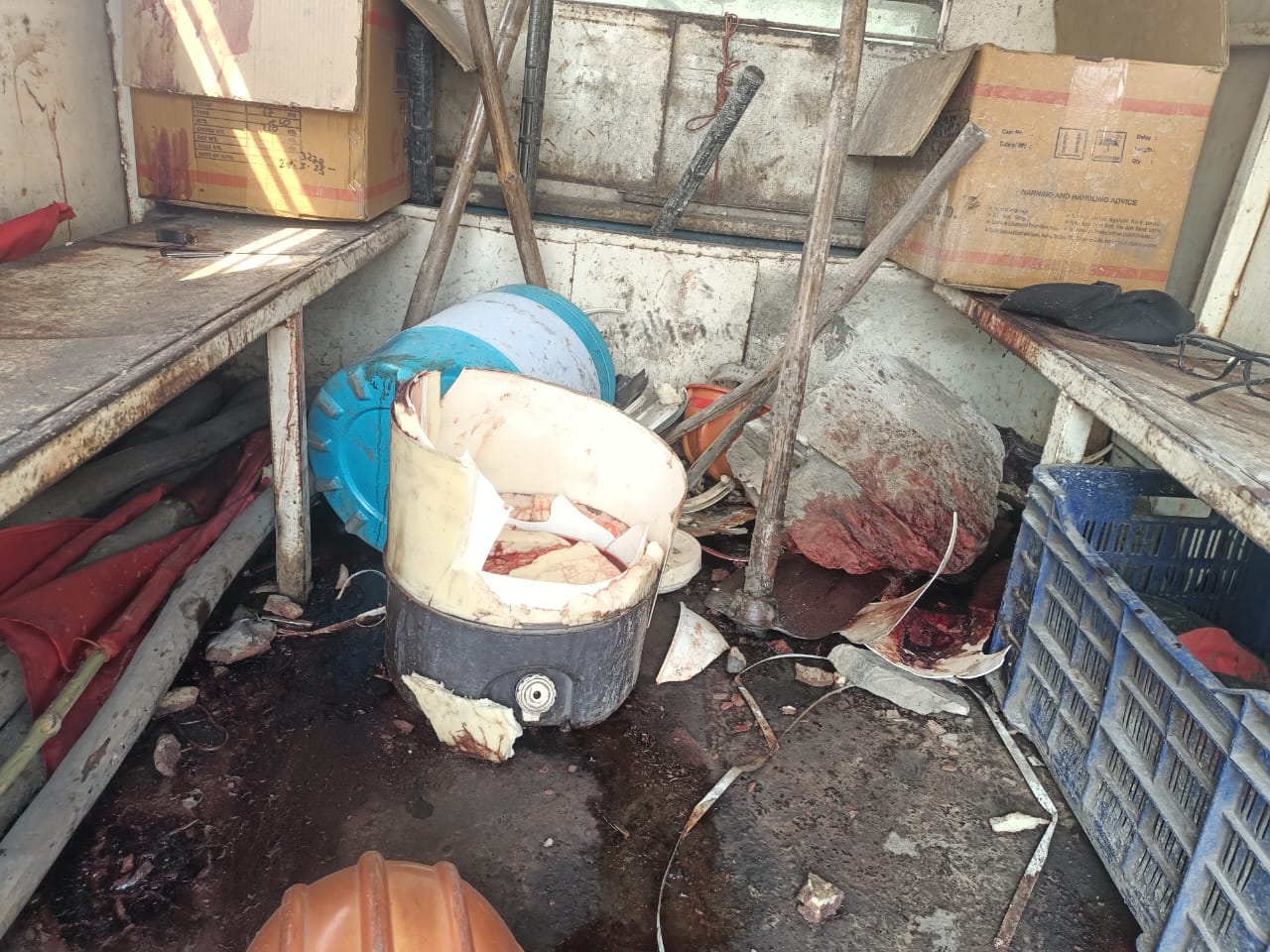 ब्लास्ट के दौरान मजदूरों को चोट लगी, जिसके खून इधर-उधर लगे हैं।