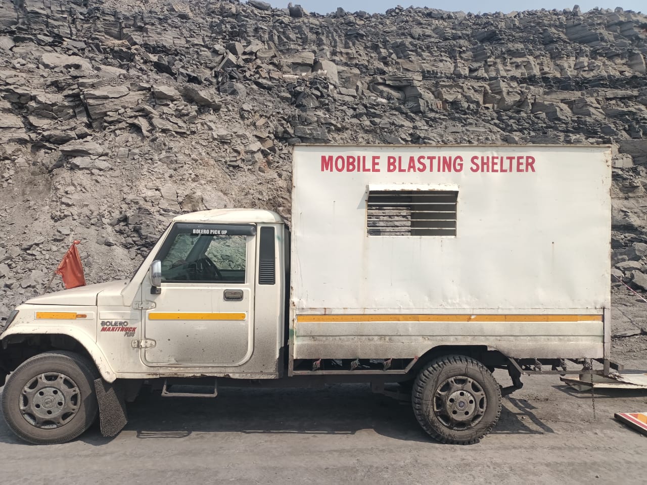 सभी मजदूर इसी गाड़ी से ब्लास्ट करने के लिए आए थे।