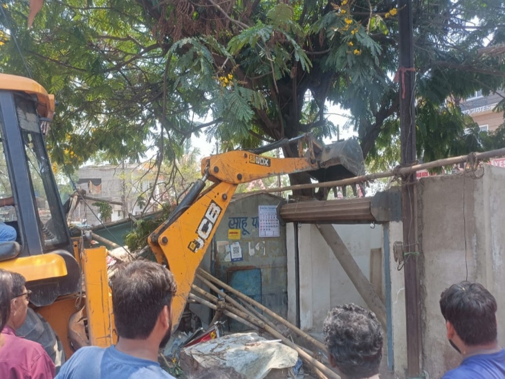 अवैध कब्जा पर चला प्रशासन का बुलडोजर। - Dainik Bhaskar