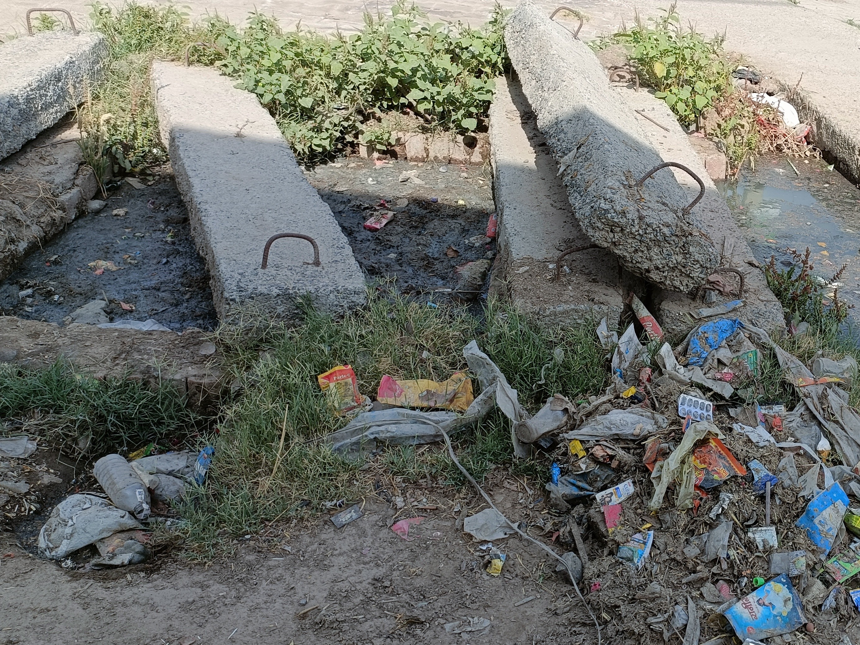 ਇਕ ਡਰੇਨ ਗੰਦਗੀ ਤੋਂ ਹੈਰਾਨ ਸੀ.