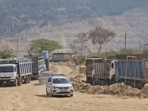 ਫਰਵਰੀ ਦੇ ਮਹੀਨੇ ਵਿੱਚ, ਇਨਕਮ ਟੈਕਸ ਵਿਭਾਗ ਦੇ ਵਾਹਨ ਅਨੁਸਾਰੀ ਕਲਾਂ ਮਾਈਨਿੰਗ ਖੇਤਰ ਵਿੱਚ ਪਹੁੰਚੇ.