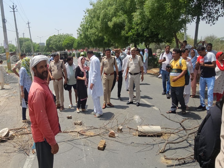 जाम के दौरान लोगों से बात करते हुए पुलिसकर्मी।