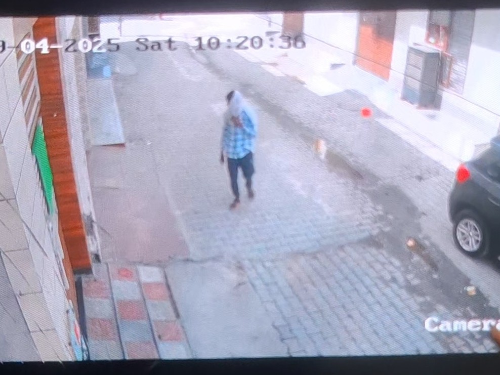 ਸੀਸੀਟੀਵੀ ਵਿਚ ਚੋਰ ਦਿਖਾਈ ਦਿੰਦਾ ਹੈ.