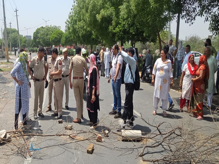 जाम के दौरान महिलाओं से बात करते हुए पुलिसकर्मी।