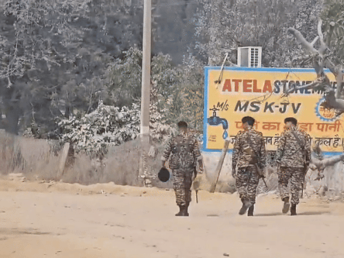 ਸੀਆਰਪੀਐਫ ਦੇ ਕਰਮਚਾਰੀ ਫਰਵਰੀ ਵਿਚ ਛਾਪੇਮਾਰੀ ਦੌਰਾਨ ਪਹੁੰਚੇ ਸਨ.