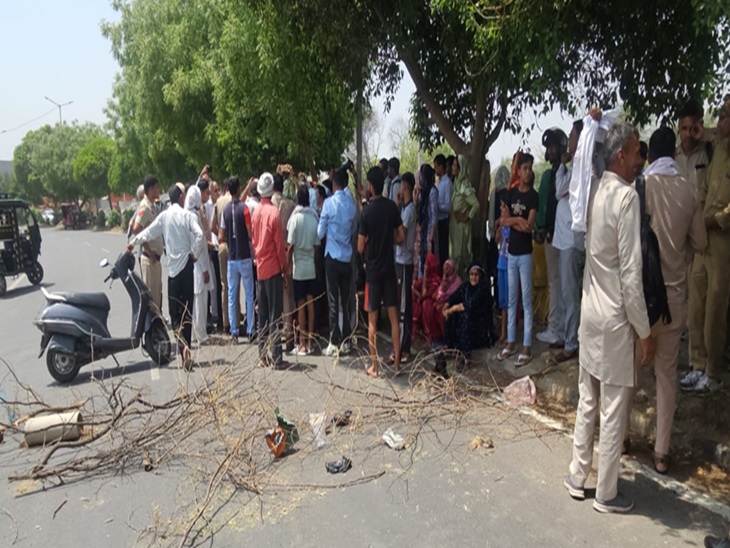 जाम के दौरान लोगों से बात करते हुए पुलिसकर्मी।