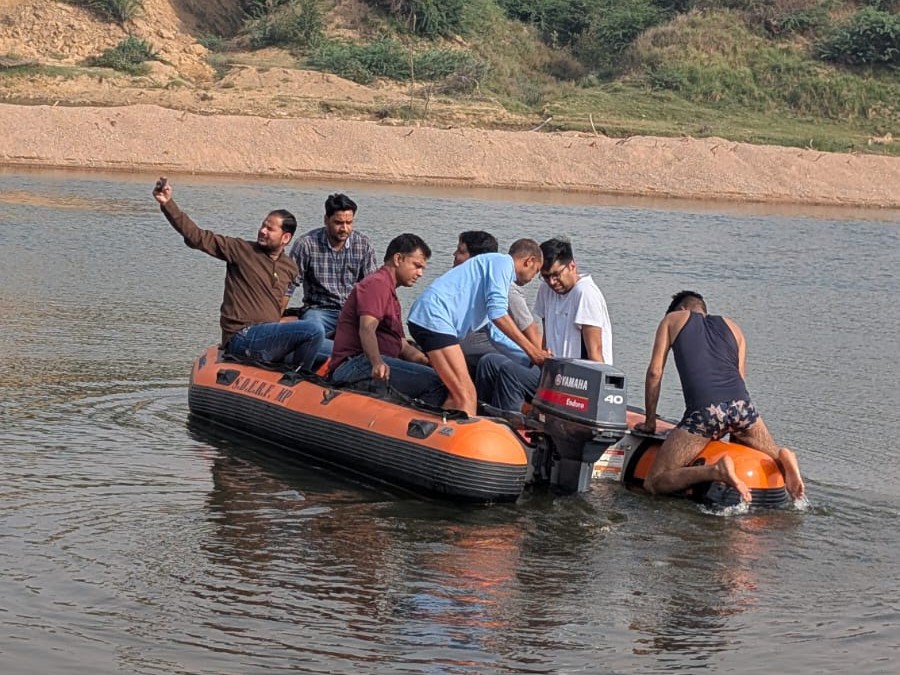 कार्रवाई के दौरान सेल्फी लेती प्रशासनिक टीम।