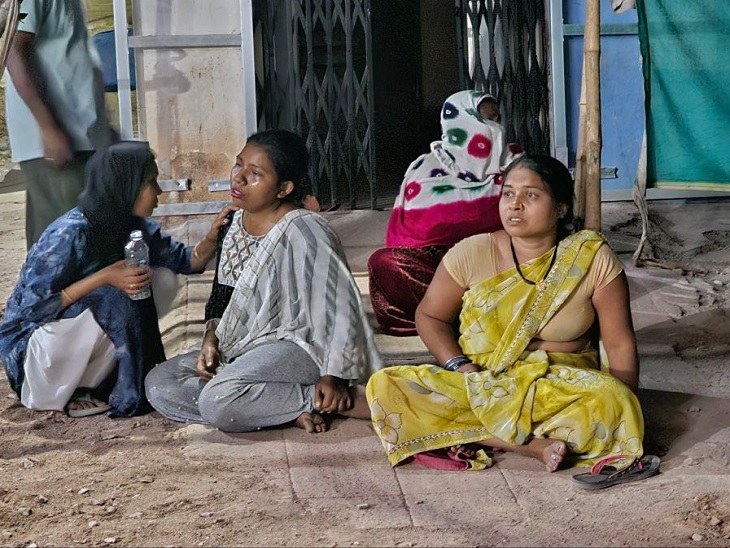 हर्ष की मां बेटे को अस्पताल के बाहर बैठकर बुलाई हुई