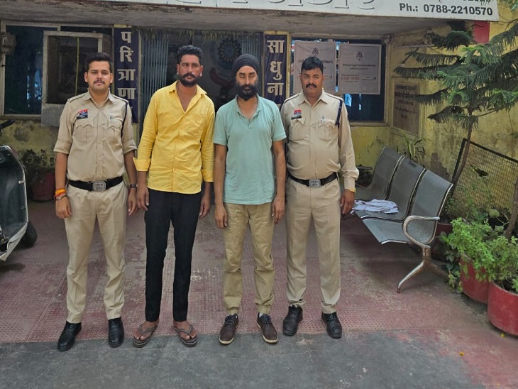 पुलिस की गिरफ्त में आरोपी - Dainik Bhaskar