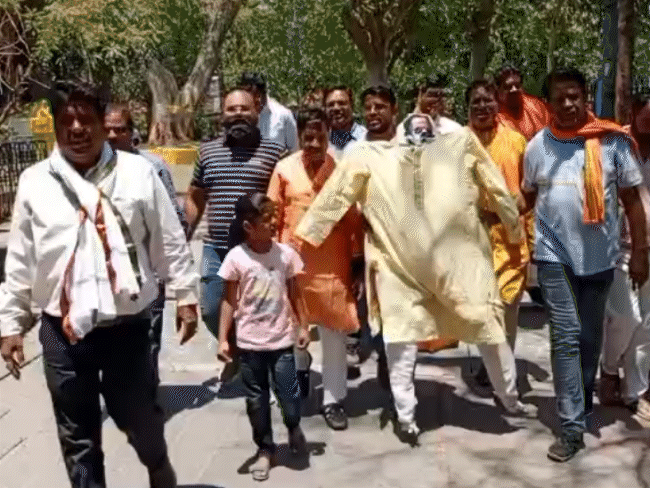 परशुराम सेना ने अनुराग कश्यप के पुतले को खान नदी में बहा दिया।