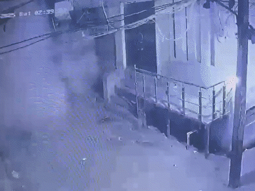 मलबे में अभी भी 10 से ज्यादा लोगों के फंसे होने की आशंका है। मौके पर NDRF और दिल्ली पुलिस की टीमें पहुंची हैं और रेस्क्यू ऑपरेशन जारी है। - Dainik Bhaskar