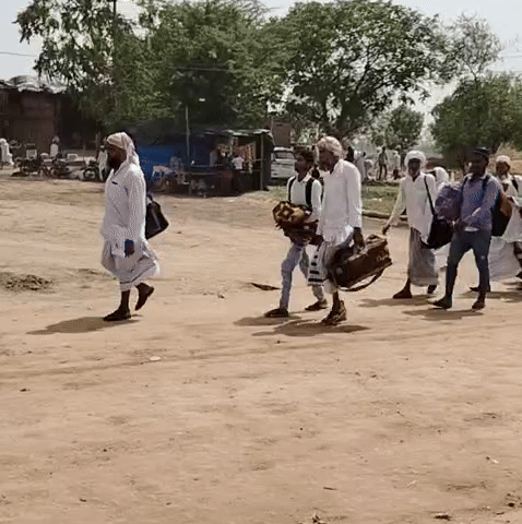 जलसे में पहुंच रहे लोग