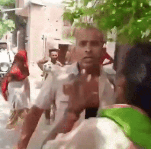 ਛਾਤੀ 'ਤੇ ਸੱਟਾਂ ਮਾਰਨ ਵਾਲੀਆਂ ਮਿਰਾਂਸ਼ ਅਤੇ ਟੁੱਡ ਵਰਦੀ ਦੀ ਵਰਦੀ ਦਿਖਾ ਰਹੀਆਂ ਹਨ.