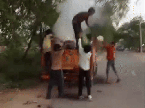 सिरसा में रंगड़ी खेड़ा गांव के पास चलती पिकअप में आग लगने के बाद बुझाने का प्रयास करते युवा। - Dainik Bhaskar