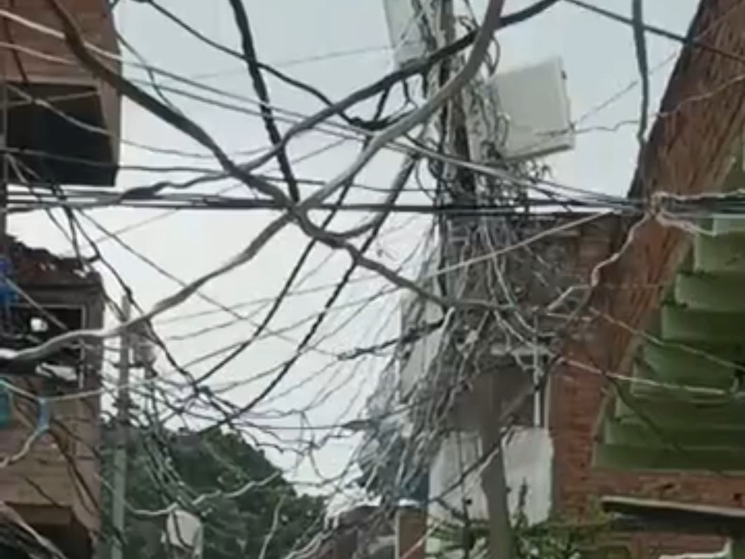 Dangerous wires hanging on electric poles pose a danger | बिजली के ...