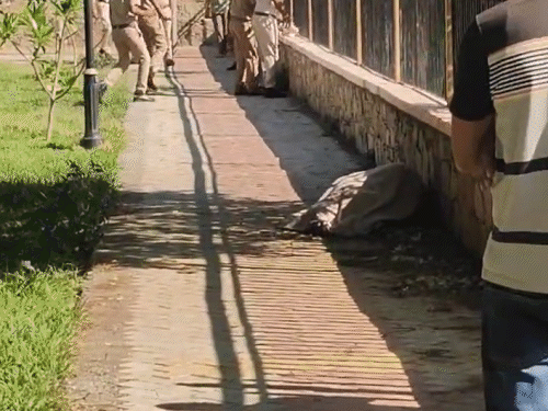 पार्क में बैंच के पास शंकर की लाश मिली थी। सुबह का वक्त होने के कारण पार्क में भीड़ जमा हो गई। पुलिस ने शव को एक ओर रखवा कर FSL टीम बुलाई।