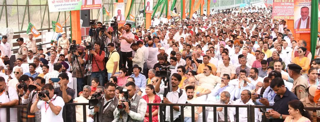 घग्गर पर बने पुल के उदघाटन के मौके पर मौजूद लोग।