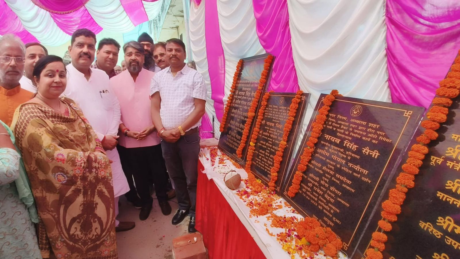 शिलान्यास कार्यक्रम में पट्टिका पर लिखा पूर्व विधायक असीम गोयल का नाम