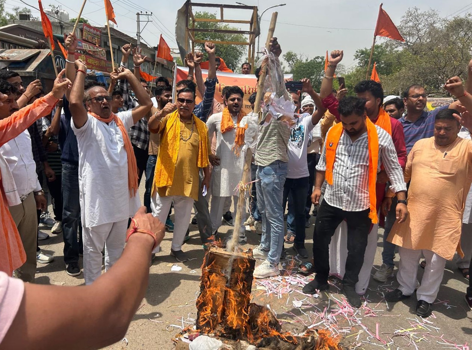 ਹਿੰਦੂ ਸੰਗਠਨ ਰਾਣੀ ਟਲਬ ਵਿਖੇ ਪੱਛਮੀ ਬੰਗਾਲ ਸਰਕਾਰ ਦੀਆਂ ਪੁਜਾਲਾਂ ਨੂੰ ਉਡਾਉਂਦੇ ਹਨ.