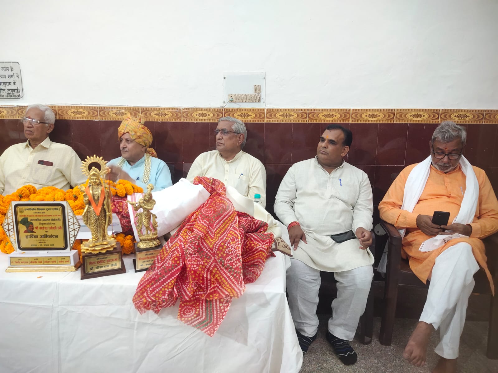 ਆਨਰ ਸਮਾਰੋਹ, ਸਾਬਕਾ ਵਿਧਾਇਕ ਸੀਤਾਰ ਅਤੇ ਹੋਰਾਂ 'ਤੇ ਸਟੇਜ' ਤੇ ਮਹੇਸ਼ ਜੋਸ਼ੀ