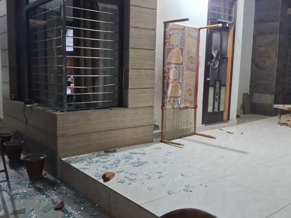खिड़की के शीशे फर्श पर बिखरे पड़े।