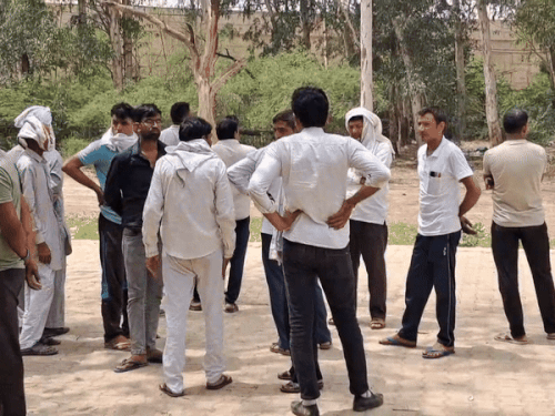 सिविल अस्पताल में पोस्टमॉर्टम का इंतजार करते परिजन।