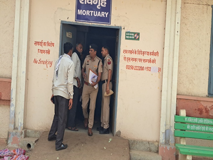 शवगृह से बाहर निकलते जांच अधिकारी एवं साथ में मौजूद मृतक के परिजन।