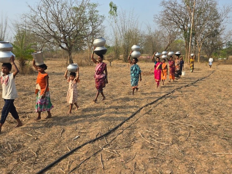 गांव की महिलाएं, बच्चे सुबह से ही पानी के लिए निकल जाते हैं।