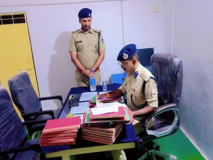 गिजोर्रा थाना का निरीक्षण करते एसएसपी धर्मवीर सिंह - Dainik Bhaskar