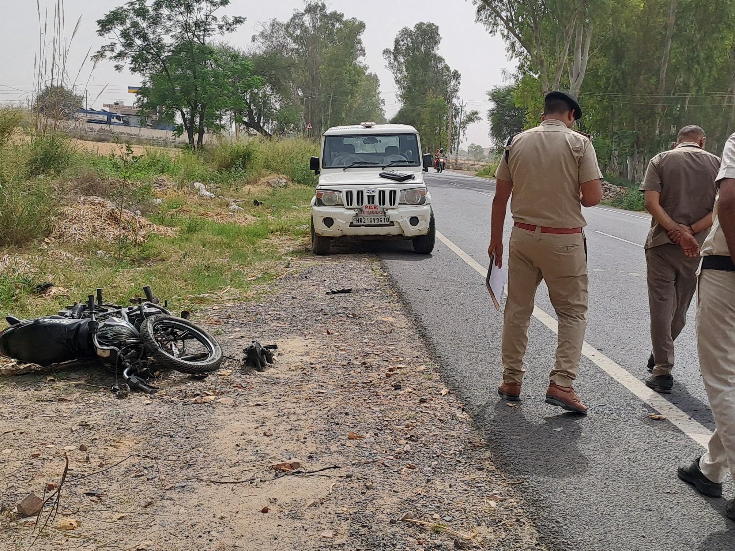 घटनास्थल पर पहुंची पुलिस मामले की जांच करते हुए।