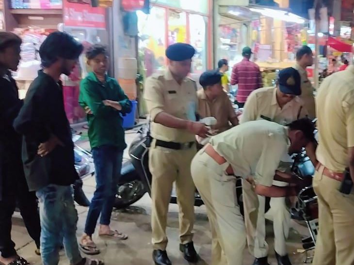 पुलिस ने वाहन चालकों को ट्रैफिक नियमों का पालन करने की हिदायत दी है।
